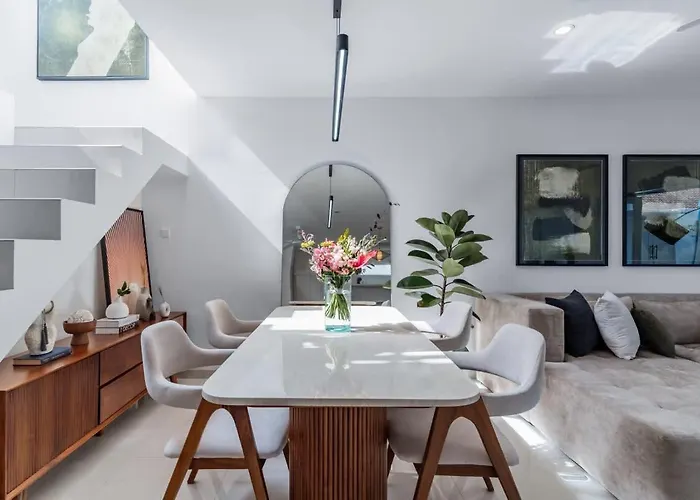 Ferienhaus Modern 3br With Pool And Rooftop Lounge