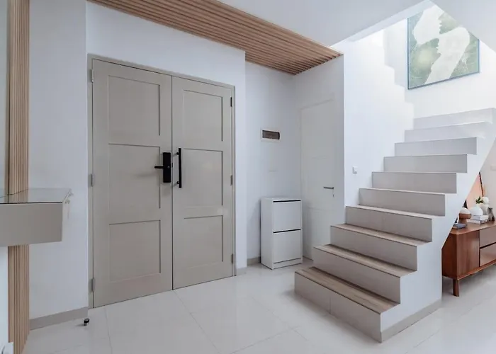 Modern 3br With Pool And Rooftop Lounge Ferienhaus Canggu