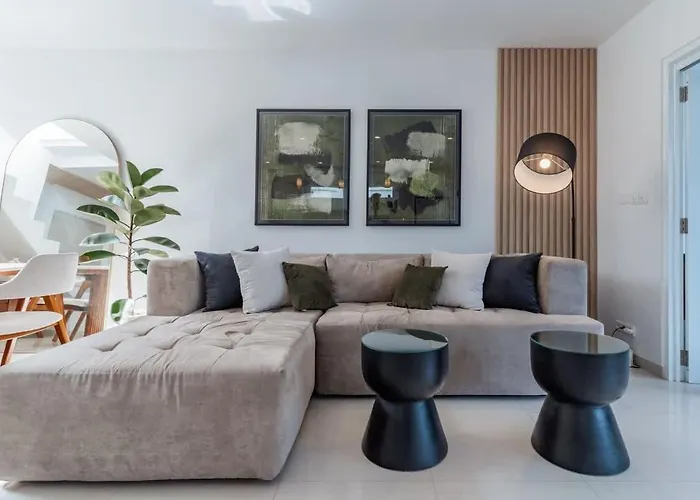 Modern 3br With Pool And Rooftop Lounge Ferienhaus Canggu