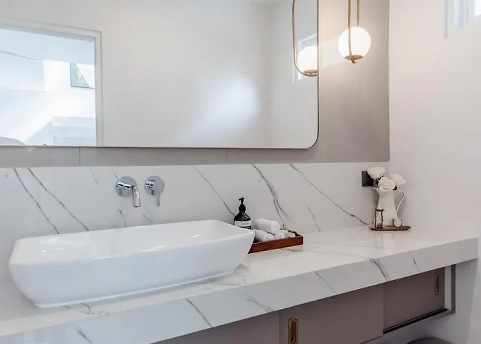 Modern 3br With Pool And Rooftop Lounge Ferienhaus Canggu